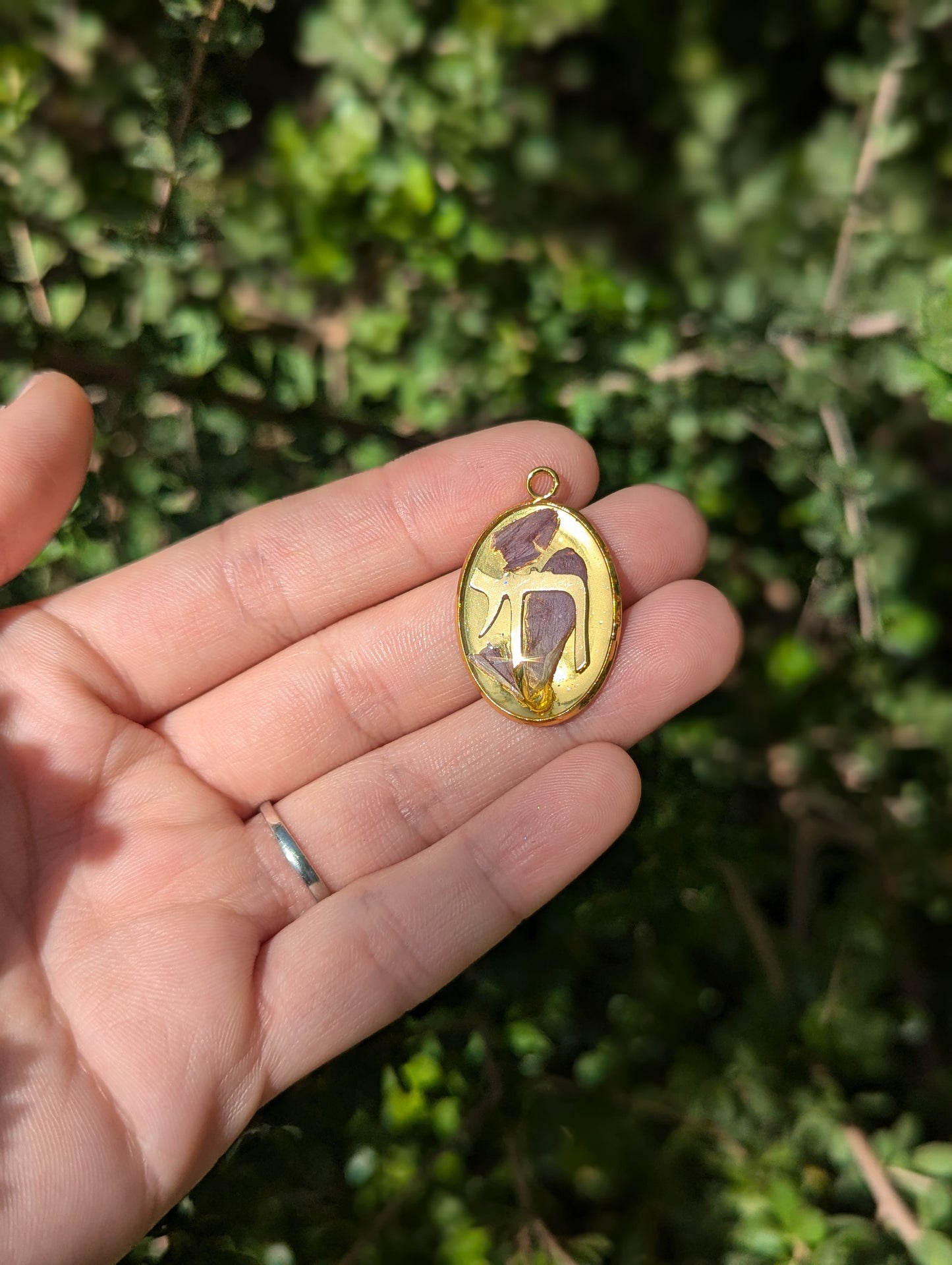 Israel Encapsulated: Gold Chai Oval Resin with Purple Israeli Flower Leaves