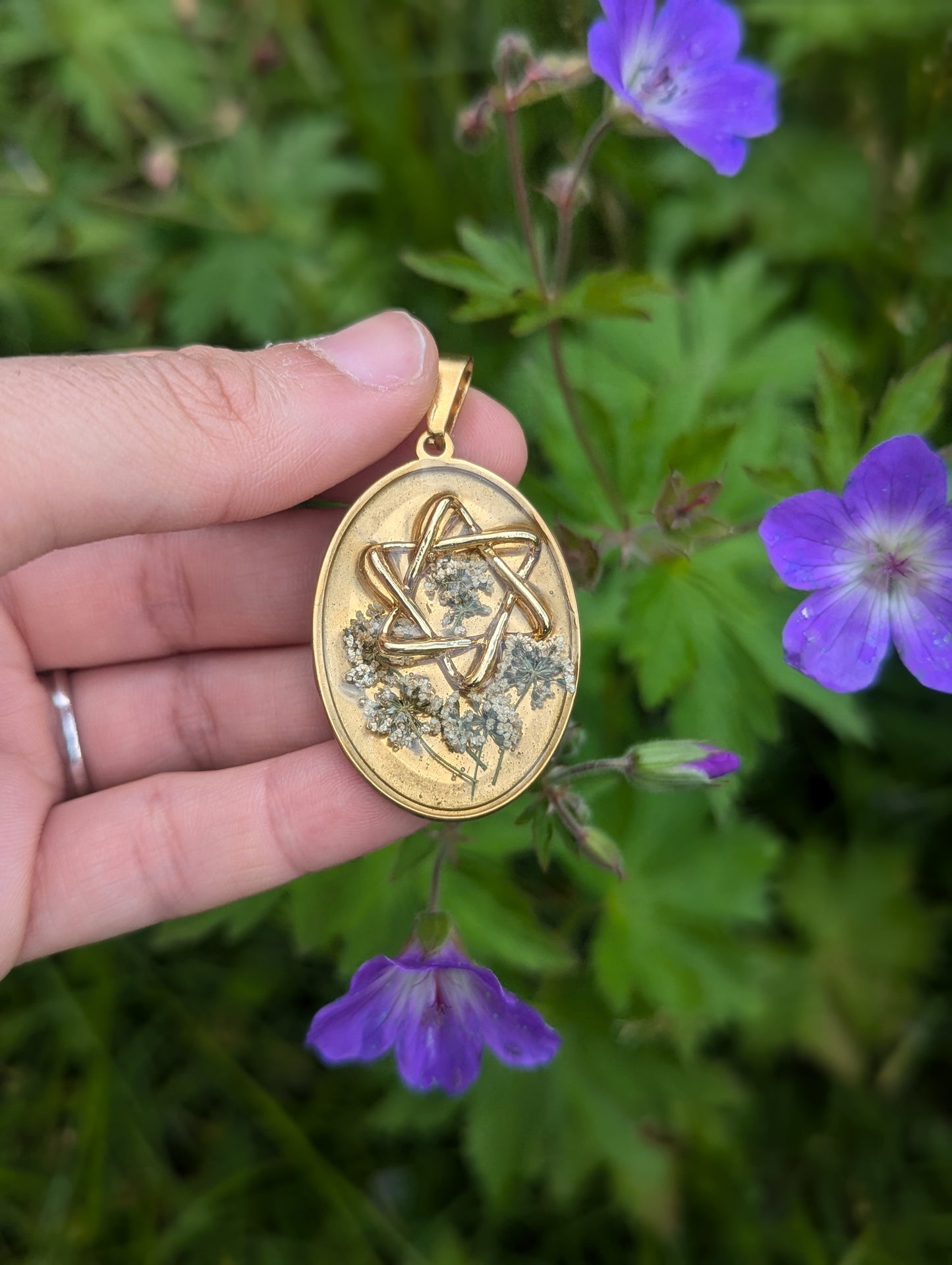 Nona: Israeli White Flowers and Gold Plated Oval Magen David Resin Pendant
