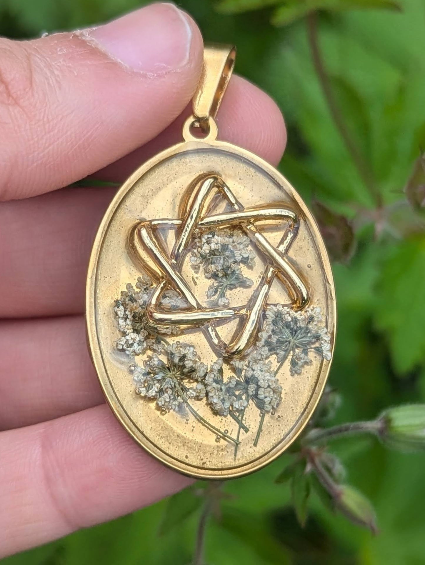 Nona: Israeli White Flowers and Gold Plated Oval Magen David Resin Pendant