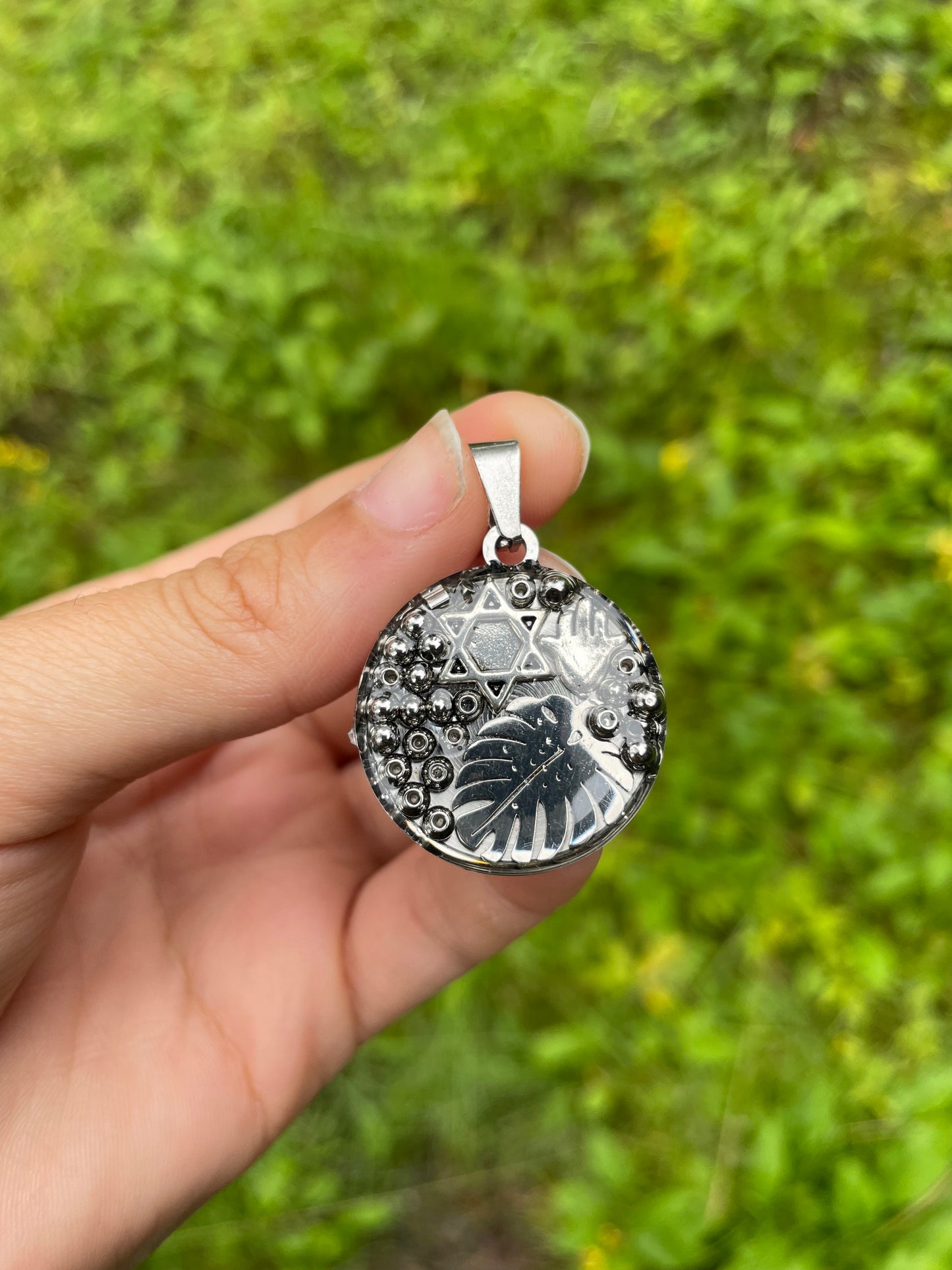 Silver Leaf Rond Magen David Resin Pendant