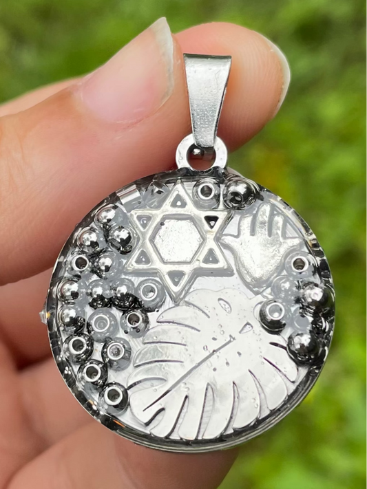 Silver Leaf Rond Magen David Resin Pendant