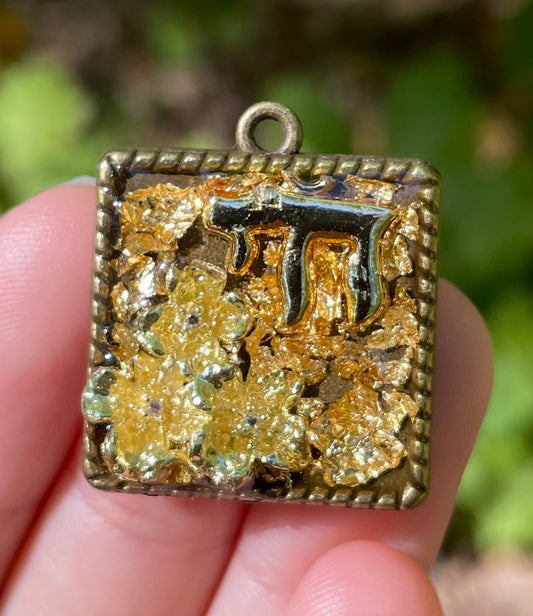 Gold plated Chai Flowers Pendant in Squared Frame