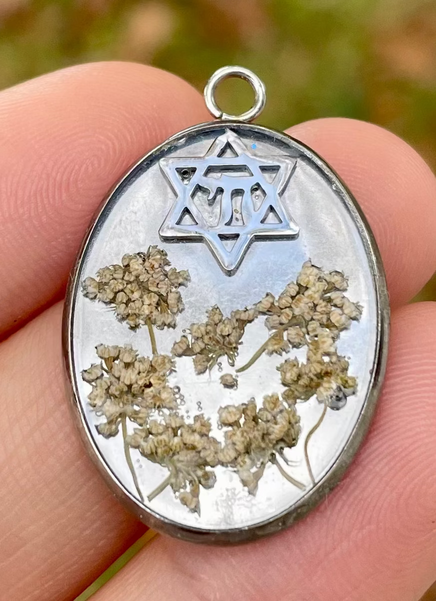 Chai Magen David with Israeli White Flowers