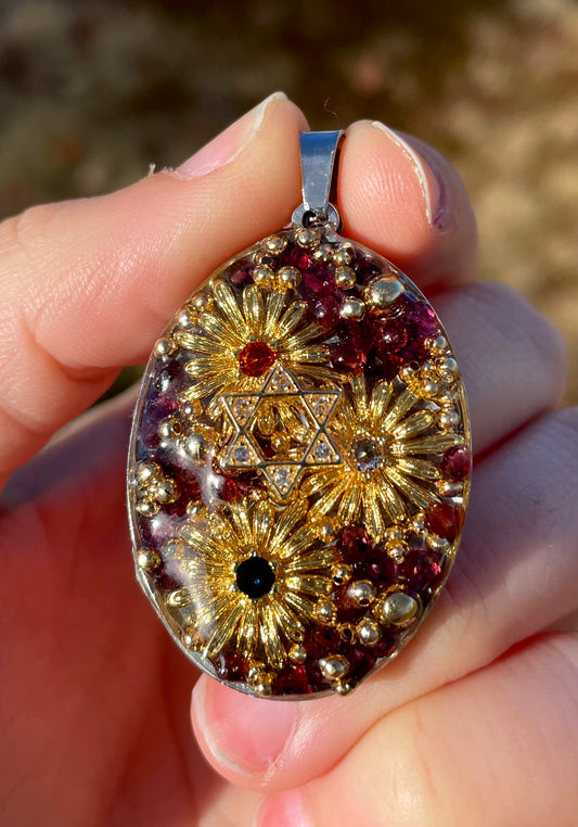 Magen David, Garnet Gems and 3 Flowers Pendant, In silver and gold tones