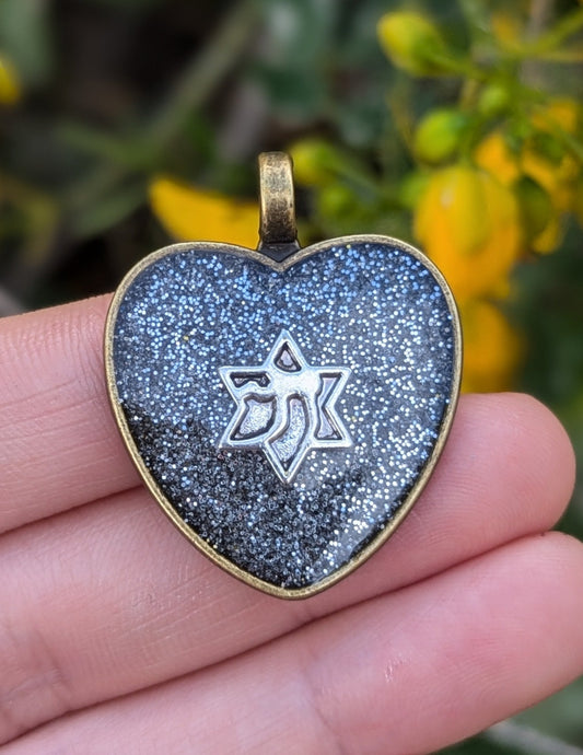 Lev Casoof (silver heart): Chai Magen David in Silver Glitter Resin Heart Pendant