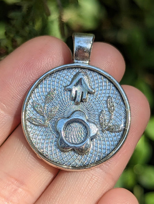 Hakarat Toda (gratitude): Silver Hamsa, Flower and Leaves in Round Resin