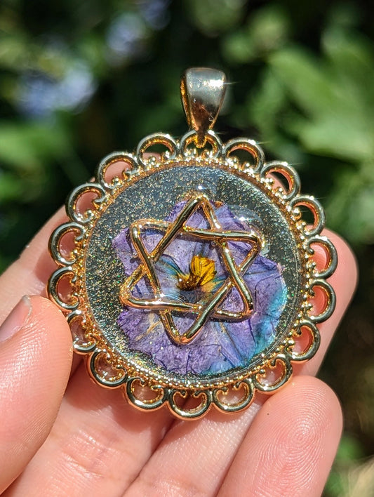 Dora: Purple Israeli Flower, Wire Style Soft Magen David in Round Gold Plated Decorated Resin Frame